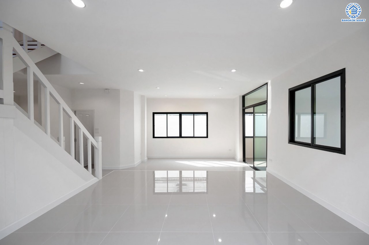 บ้านมือสองตกแต่งใหม่ โครงการ ซอยนวนิช ปากเกร็ด เนื้อที่ 45 ตร.ว. พื้นที่ใช้สอยมากกว่า 164.5 ตร.ม. พร้อมฟังก์ชัน 3 ห้องนอน 3 ห้องน้ำ 1 ห้องอเนกประสงค์ จอดรถได้ 1 คัน บนทำเลเมือง ใกล้เซ็นทรัลแจ้งวัฒนะ จุดขึ้นทางด่วน "แจ้งวัฒนะ" และรถไฟฟ้าสายสีชมพู "สถานีเลี่ยงเมืองปากเกร็ด"...